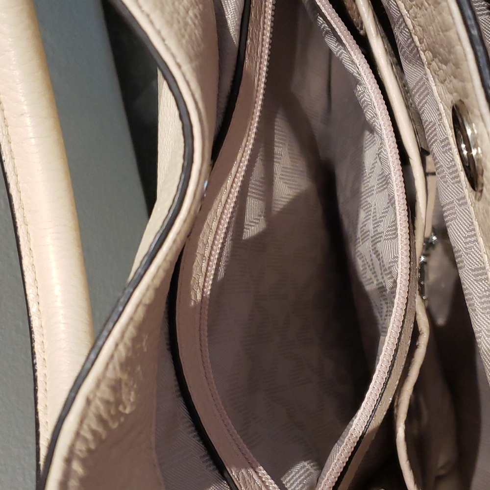 ❣️💫MARK DOWN 💫❣️Michael Kors cream Bag - Picture 7 of 13